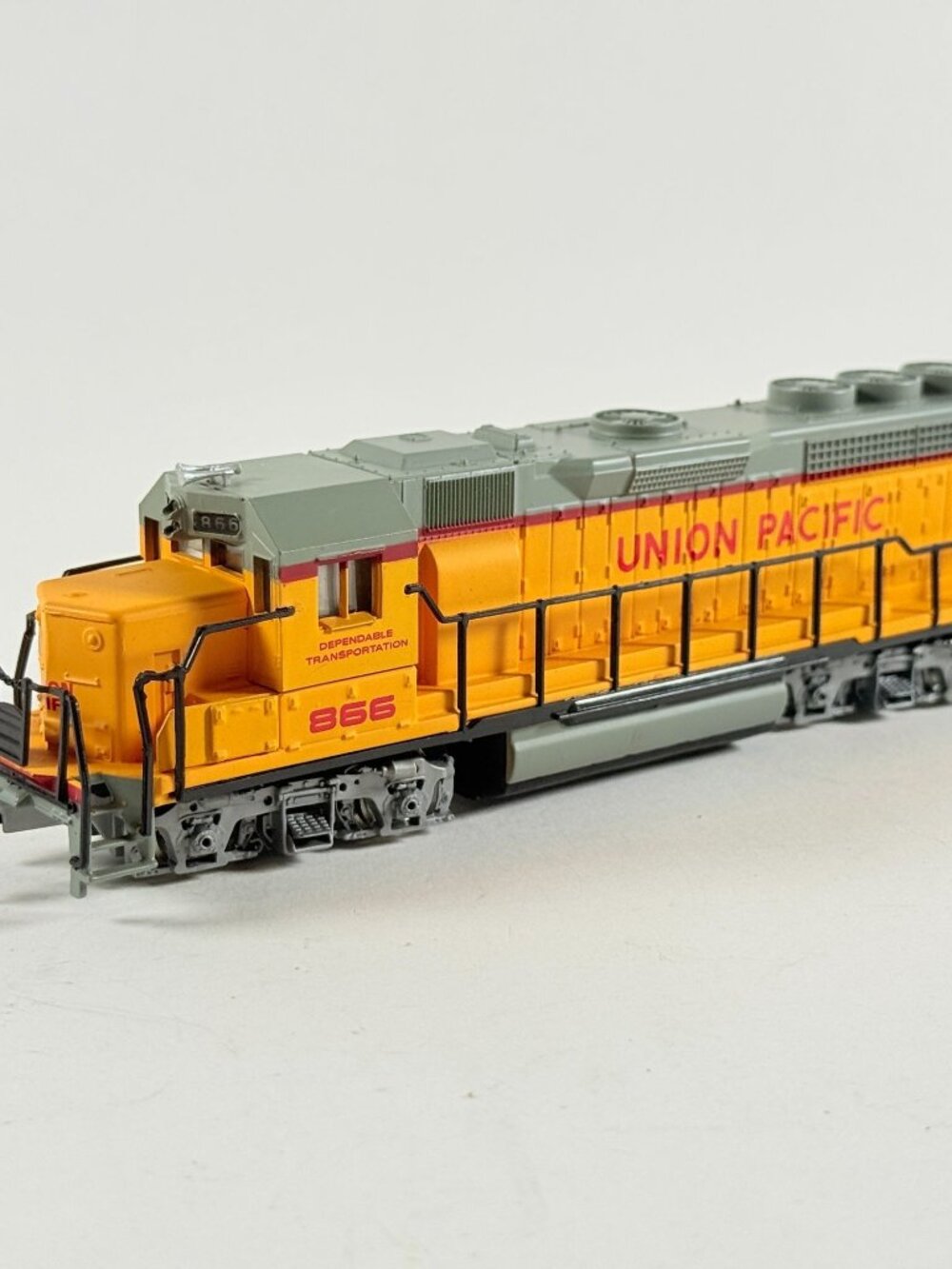 Bachmann HO Scale Union Pacific 866 Diesel Locomotive Lighted Train Engine Box